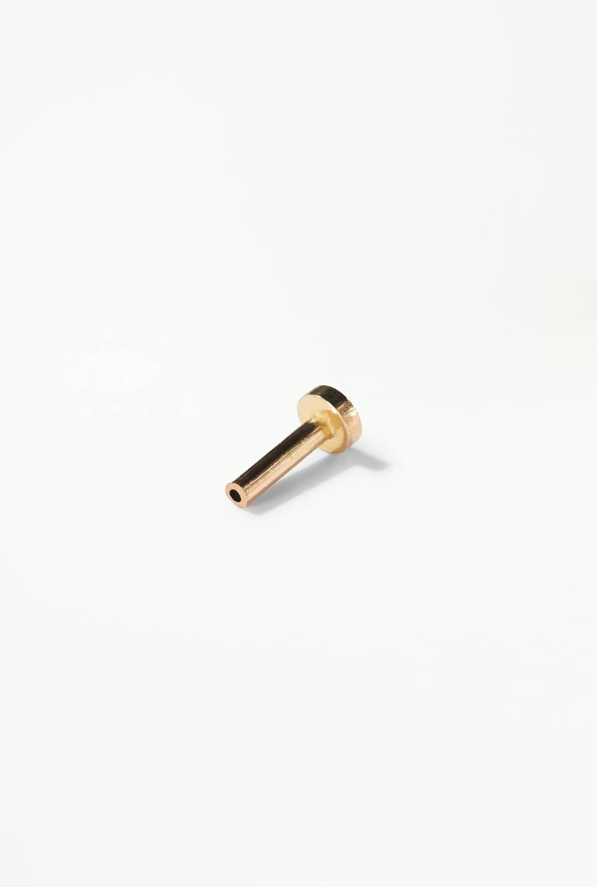 Outlet Flat Back - Single Piercing